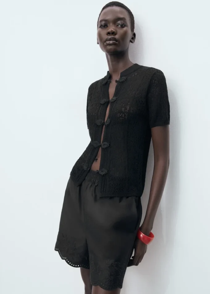 Háčkovaný kardigan s knoflíky Háčkovaný kardigan s knoflíky