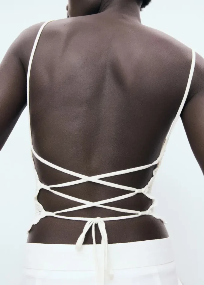 Háčkovaný top s otevřenými zády