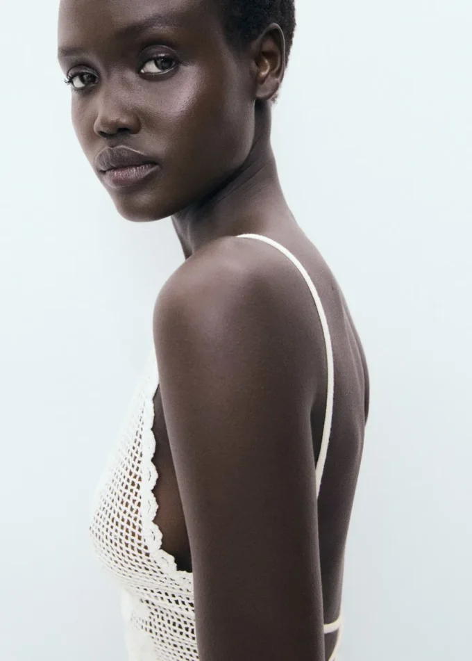 Háčkovaný top s otevřenými zády