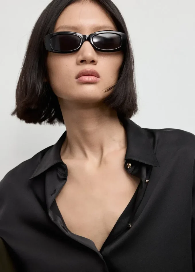 Hladká košile se saténovým povrchem Hladká košile se saténovým povrchem