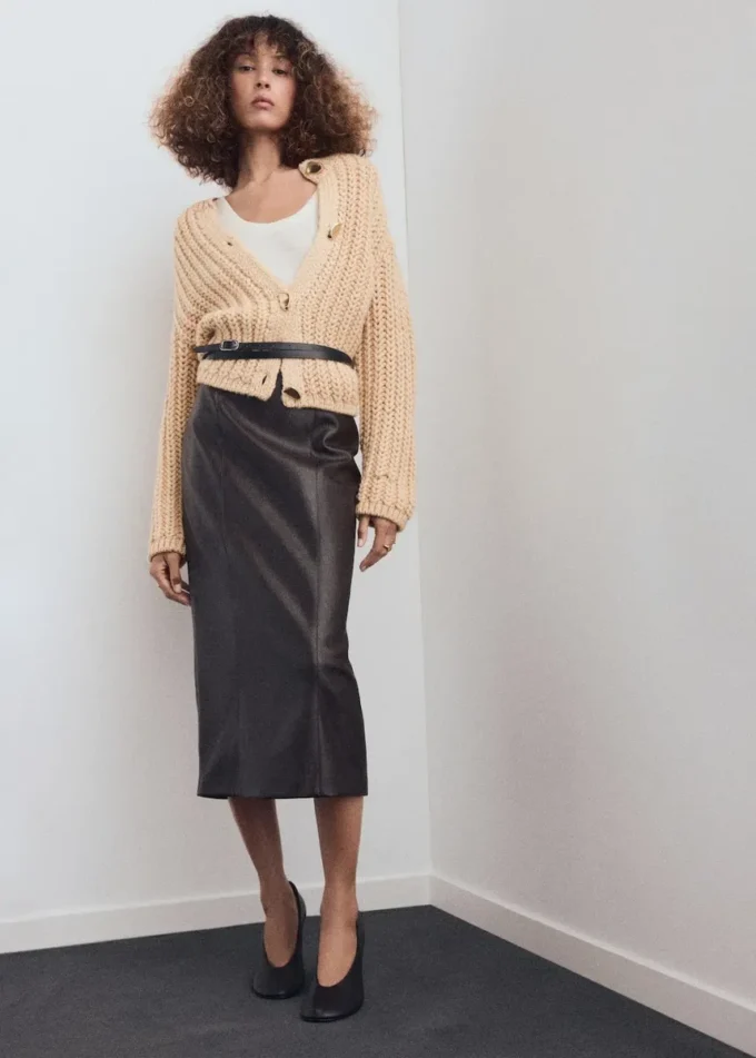 Hrubý pletený svetr s knoflíky ve tvaru šperků Hrubý pletený svetr s knoflíky ve tvaru šperků