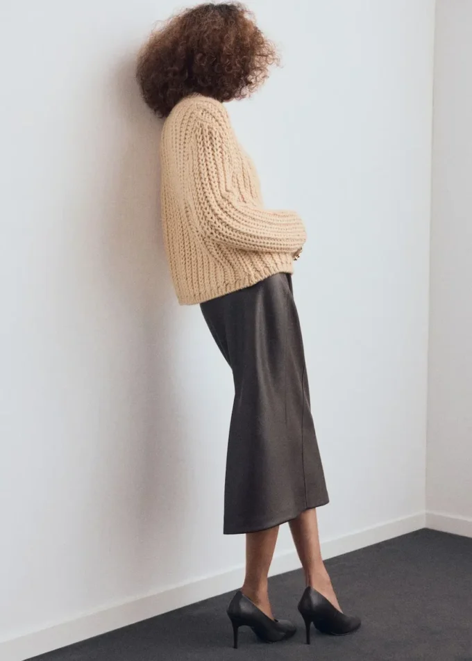 Hrubý pletený svetr s knoflíky ve tvaru šperků Hrubý pletený svetr s knoflíky ve tvaru šperků