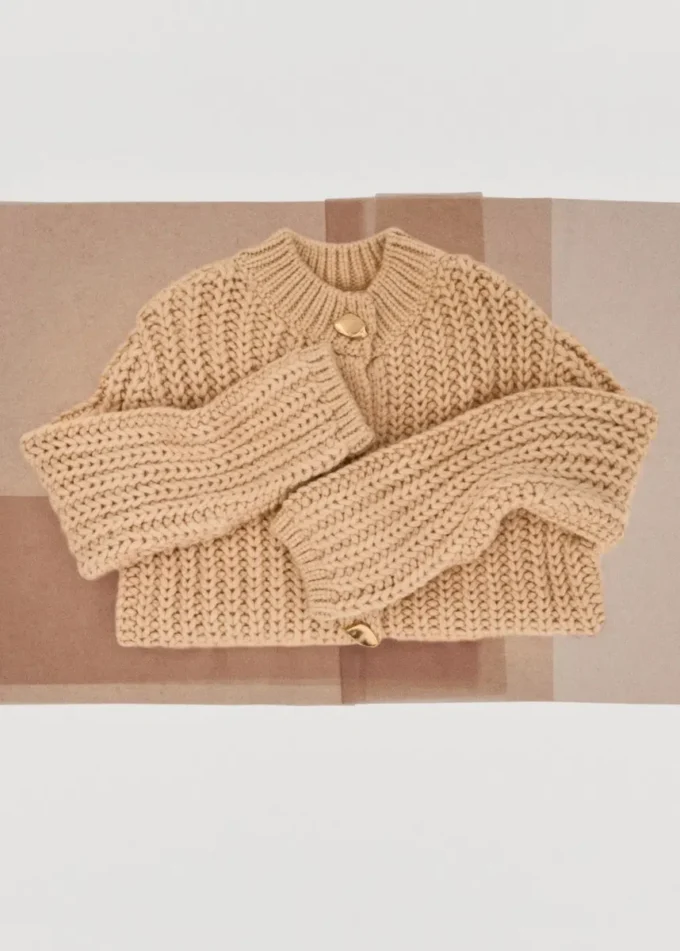Hrubý pletený svetr s knoflíky ve tvaru šperků Hrubý pletený svetr s knoflíky ve tvaru šperků