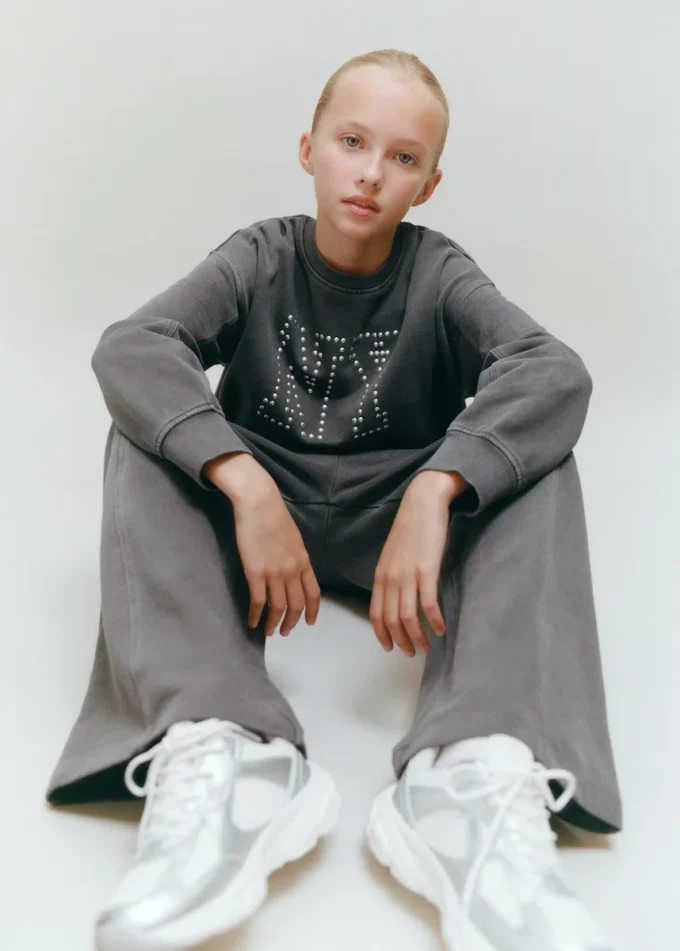 Široké joggingové kalhoty s detaily švů