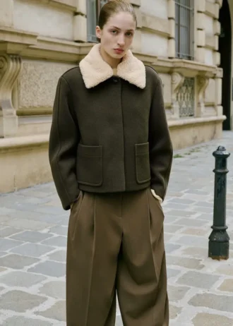 Široké kalhoty se středně vysokým pasem a puky