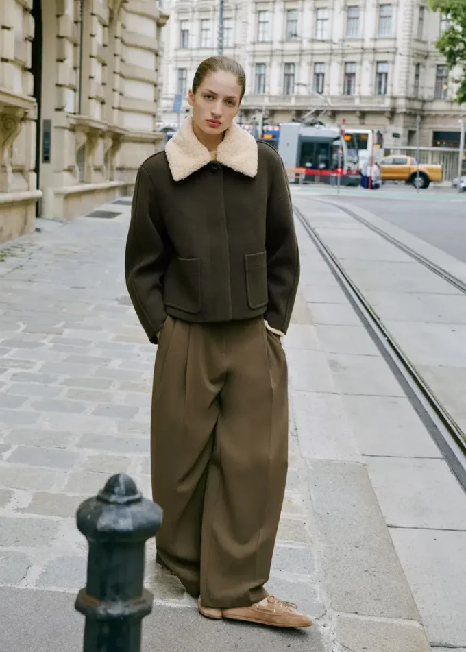 Široké kalhoty se středně vysokým pasem a puky Široké kalhoty se středně vysokým pasem a puky