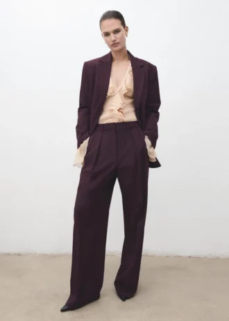 Široké kalhoty se středně vysokým pasem a puky Široké kalhoty se středně vysokým pasem a puky