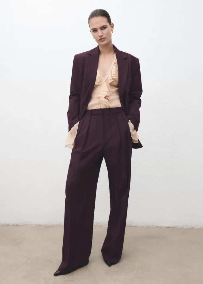 Široké kalhoty se středně vysokým pasem a puky Široké kalhoty se středně vysokým pasem a puky