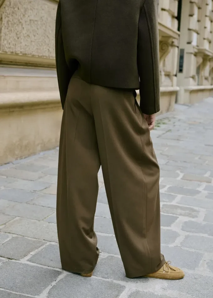 Široké kalhoty se středně vysokým pasem a puky Široké kalhoty se středně vysokým pasem a puky