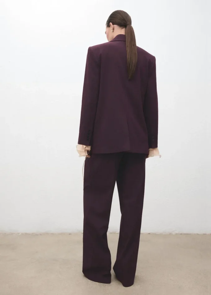 Široké kalhoty se středně vysokým pasem a puky Široké kalhoty se středně vysokým pasem a puky