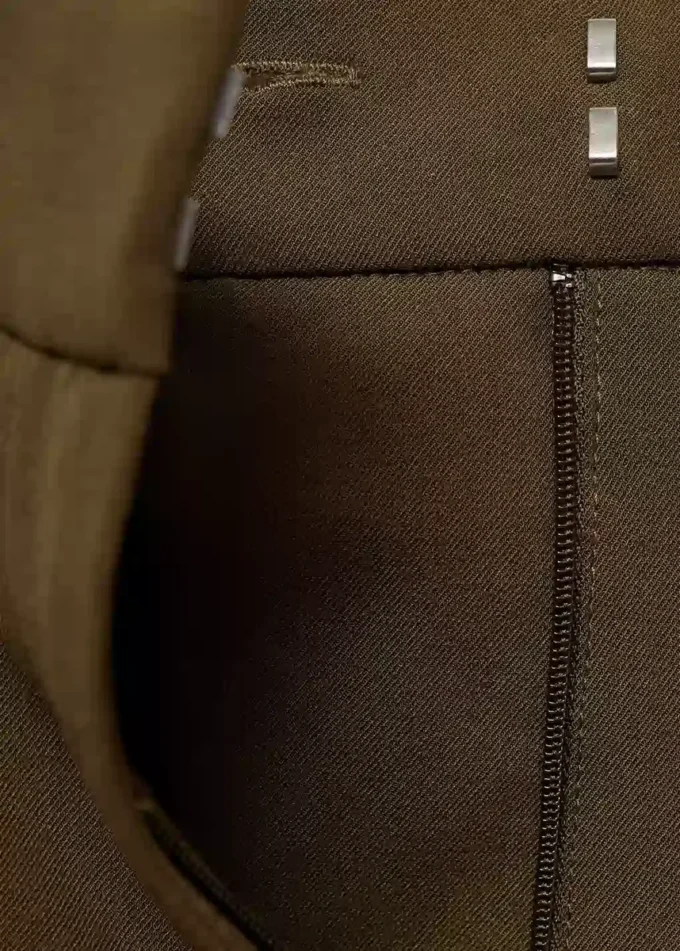 Široké kalhoty se středně vysokým pasem a puky Široké kalhoty se středně vysokým pasem a puky