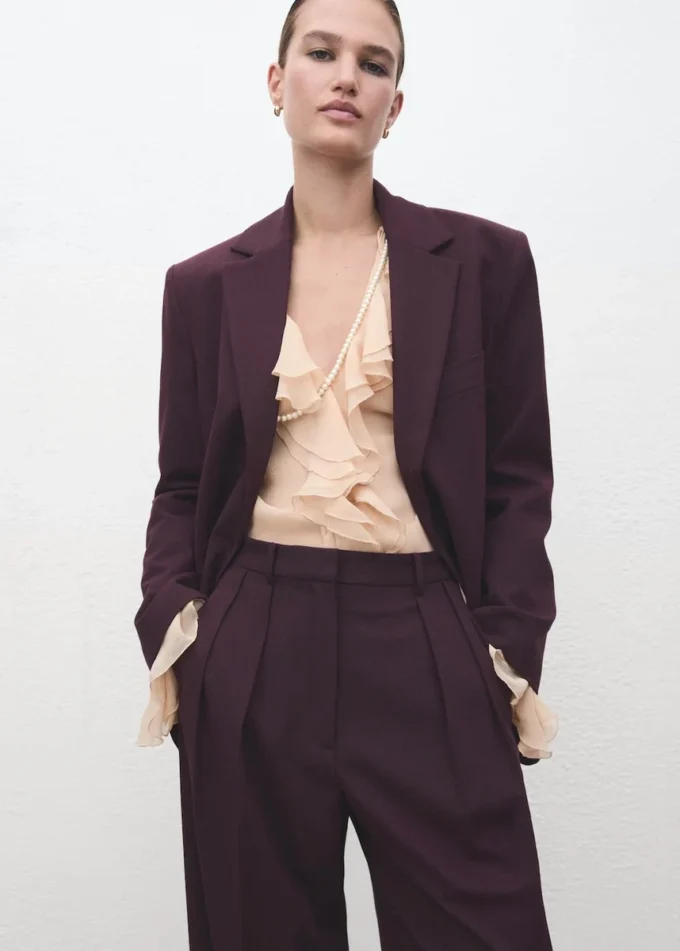 Široké kalhoty se středně vysokým pasem a puky Široké kalhoty se středně vysokým pasem a puky