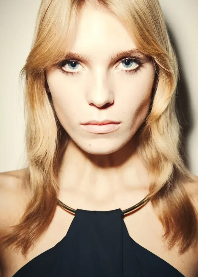 Jemně pletené šaty s límečkem Jemně pletené šaty s límečkem