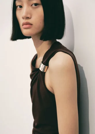 Jemně pletené šaty s metalickými detaily