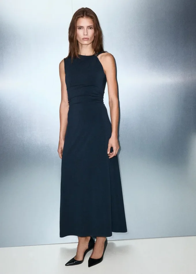 Jemně pletené šaty s metalickými detaily Jemně pletené šaty s metalickými detaily