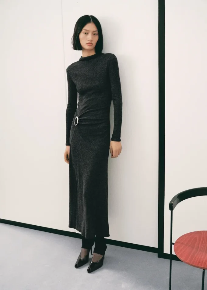 Jemně pletené šaty s metalickými detaily Jemně pletené šaty s metalickými detaily