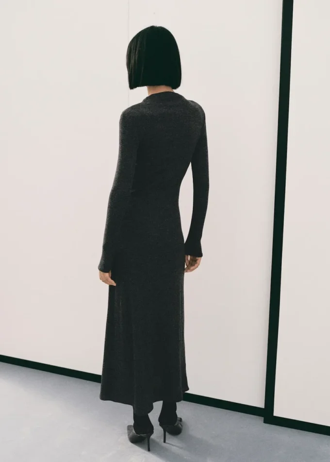 Jemně pletené šaty s metalickými detaily Jemně pletené šaty s metalickými detaily