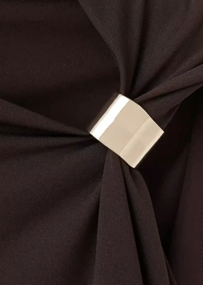 Jemně pletené šaty s metalickými detaily Jemně pletené šaty s metalickými detaily