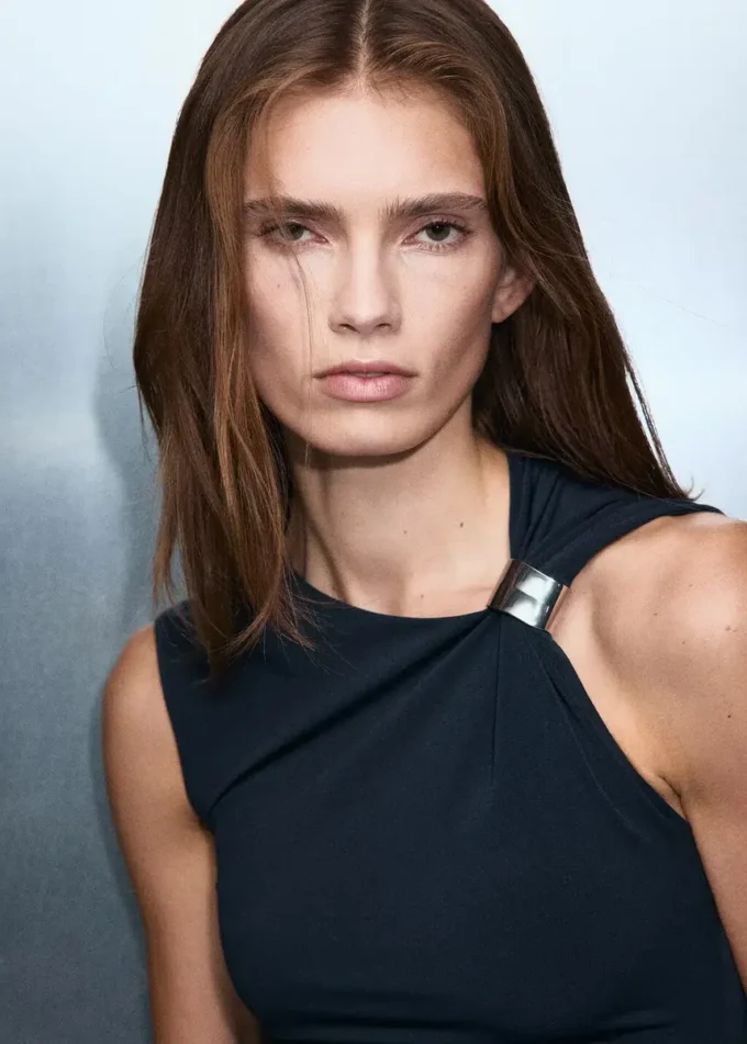 Jemně pletené šaty s metalickými detaily Jemně pletené šaty s metalickými detaily