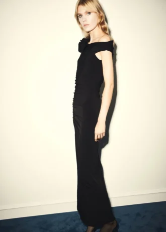 Jemně pletené šaty s volánkovými ozdobami