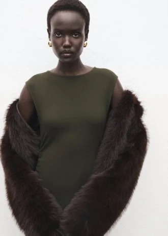 Jemně pletené šaty se shrnutými boky