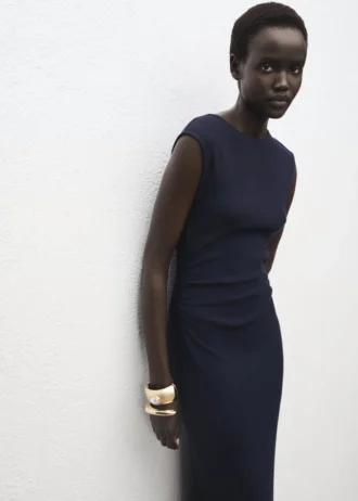 Jemně pletené šaty se shrnutými boky