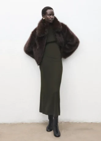 Jemně pletené šaty se shrnutými boky