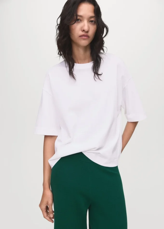 Jemně pletené kalhoty rovného střihu. Jemně pletené kalhoty rovného střihu.