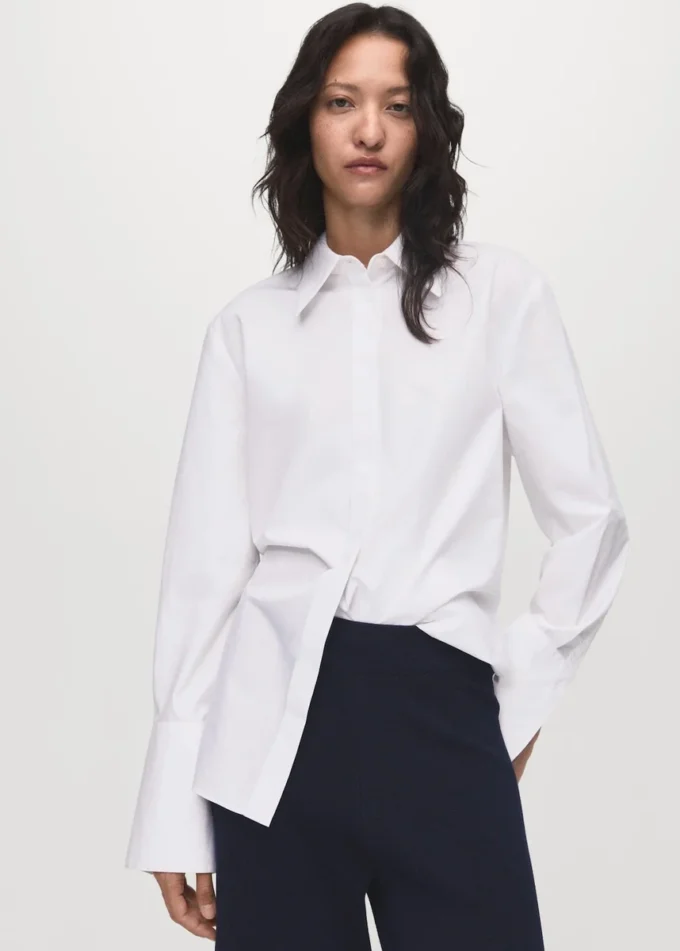 Jemně pletené kalhoty rovného střihu. Jemně pletené kalhoty rovného střihu.