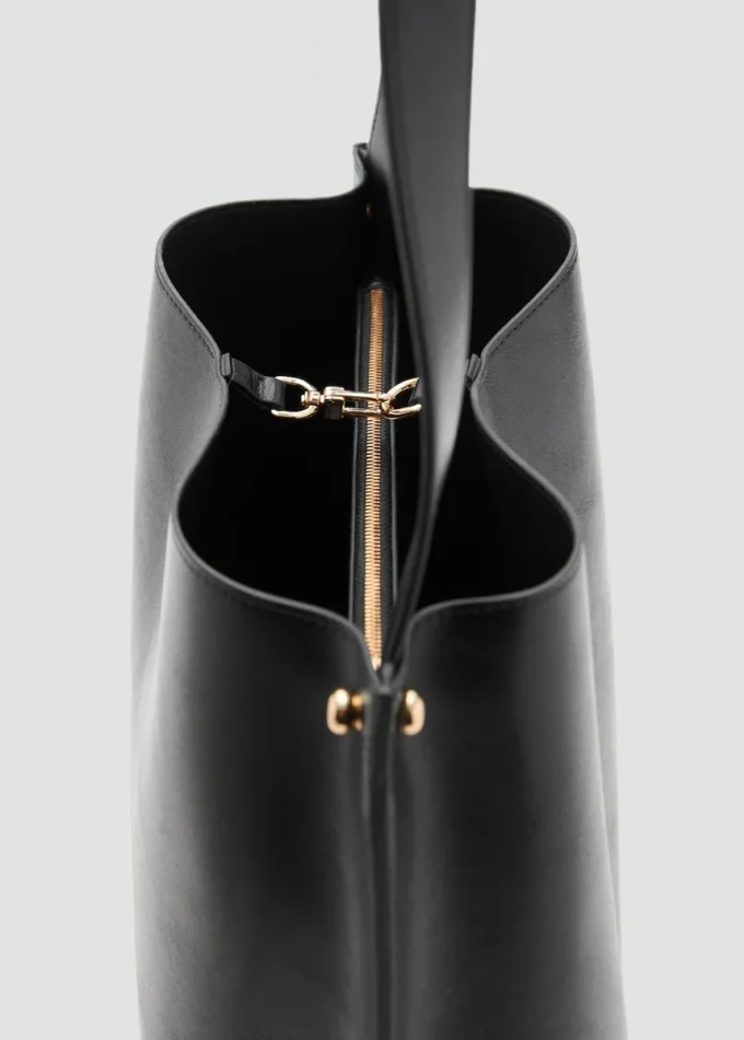 Kabelka typu bucket s kovovými detaily