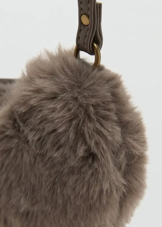 Kabelka ve tvaru srdce z umělé kožešiny Kabelka ve tvaru srdce z umělé kožešiny