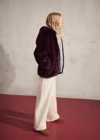 Kabát s kapucí a kožešinovým efektem