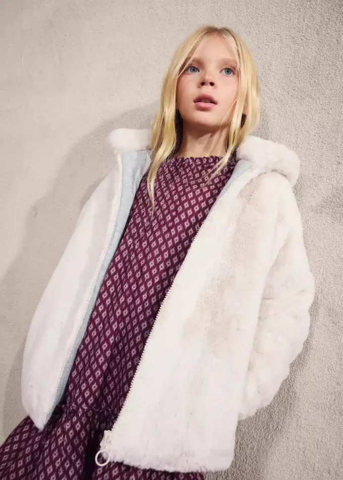 Kabát s kapucí a kožešinovým efektem Kabát s kapucí a kožešinovým efektem