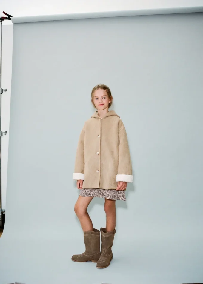 Kabát s kapucí s efektem ovčí kůže Kabát s kapucí s efektem ovčí kůže