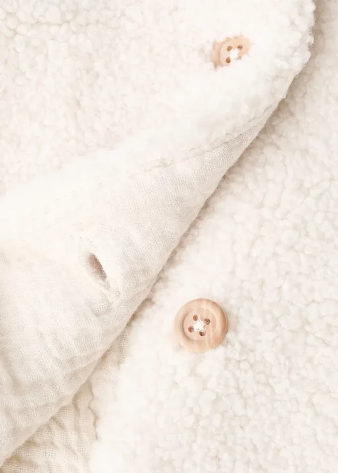 Kabát s kapucí s efektem ovčí kůže Kabát s kapucí s efektem ovčí kůže