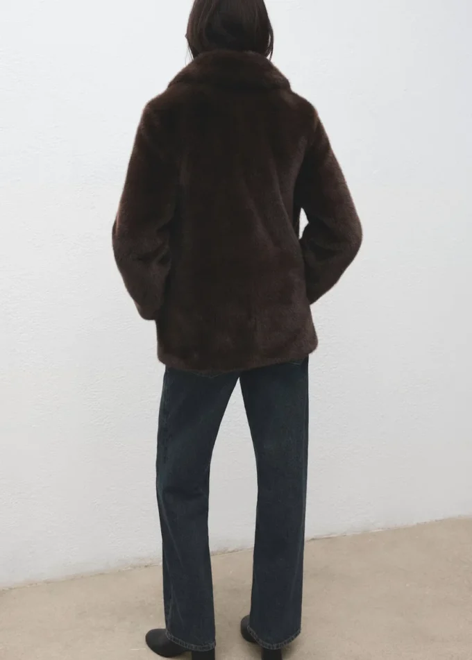 Kabát z umělé kožešiny s klopami Kabát z umělé kožešiny s klopami