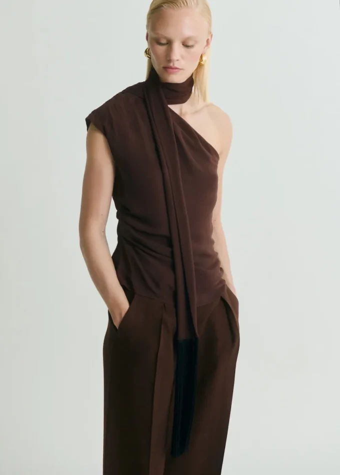 Kalhoty s plisovanými detaily Kalhoty s plisovanými detaily