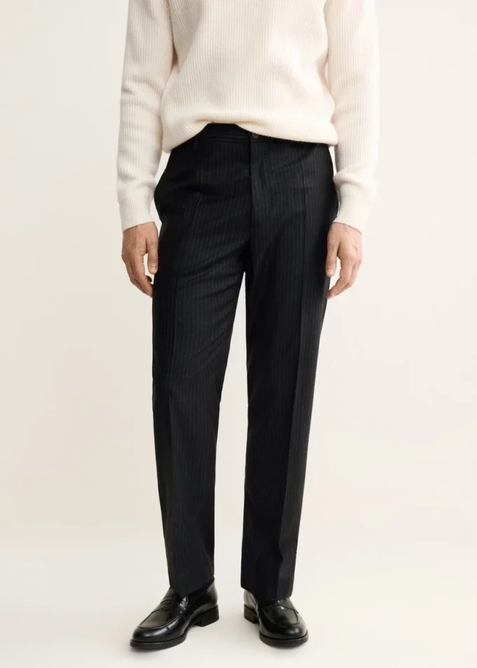Kalhoty s pravidelným střihem a proužky ze 100% panenské vlny Kalhoty s pravidelným střihem a proužky ze 100% panenské vlny