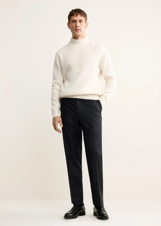 Kalhoty s pravidelným střihem a proužky ze 100% panenské vlny Kalhoty s pravidelným střihem a proužky ze 100% panenské vlny