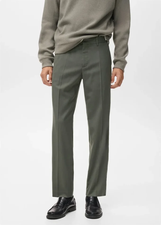 Kalhoty s pravidelným střihem a záhyby Kalhoty s pravidelným střihem a záhyby