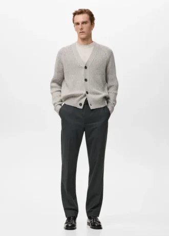 Kalhoty s pravidelným střihem a záhyby Kalhoty s pravidelným střihem a záhyby