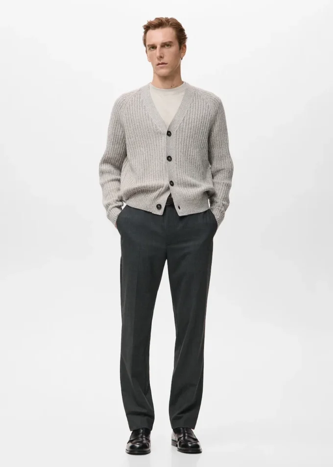 Kalhoty s pravidelným střihem a záhyby Kalhoty s pravidelným střihem a záhyby