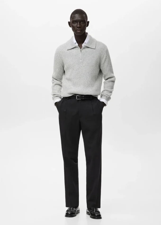 Kalhoty s pravidelným střihem a záhyby Kalhoty s pravidelným střihem a záhyby