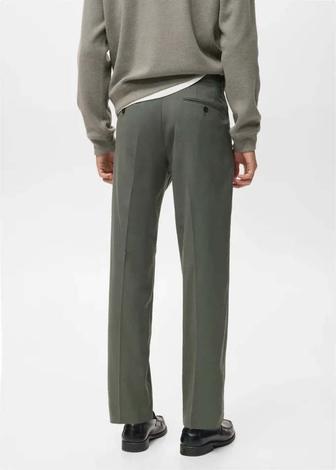 Kalhoty s pravidelným střihem a záhyby Kalhoty s pravidelným střihem a záhyby