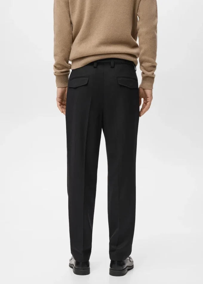 Kalhoty s pravidelným střihem a záhyby Kalhoty s pravidelným střihem a záhyby