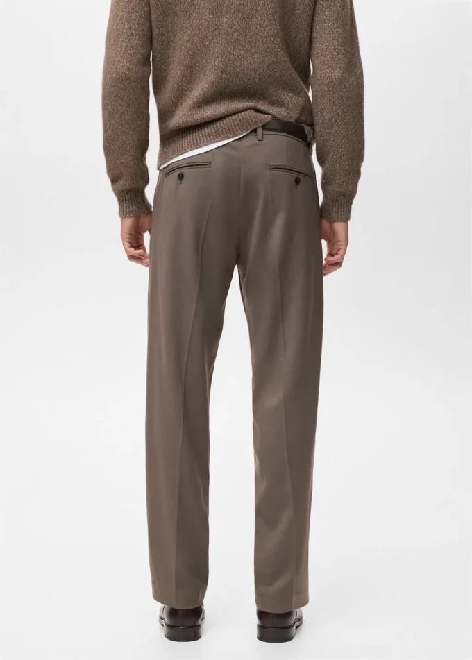 Kalhoty s pravidelným střihem a záhyby Kalhoty s pravidelným střihem a záhyby