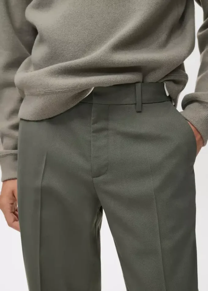 Kalhoty s pravidelným střihem a záhyby Kalhoty s pravidelným střihem a záhyby