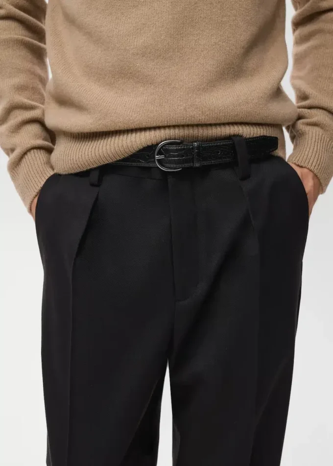 Kalhoty s pravidelným střihem a záhyby Kalhoty s pravidelným střihem a záhyby