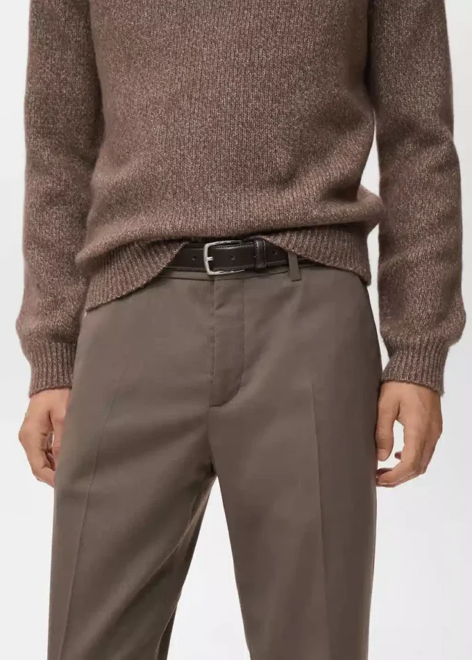 Kalhoty s pravidelným střihem a záhyby Kalhoty s pravidelným střihem a záhyby