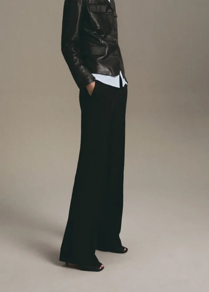 Kalhoty s rovným střihem a detaily švů Kalhoty s rovným střihem a detaily švů